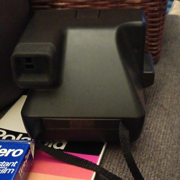 Polaroid OneStep CloseUp Camera with Film and Bag - Picture 3 of 6